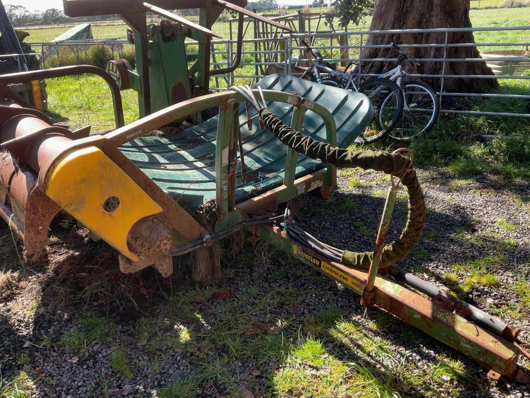 Photo '5' of hustler Round  Bale Feeder chainless 4000 Baler