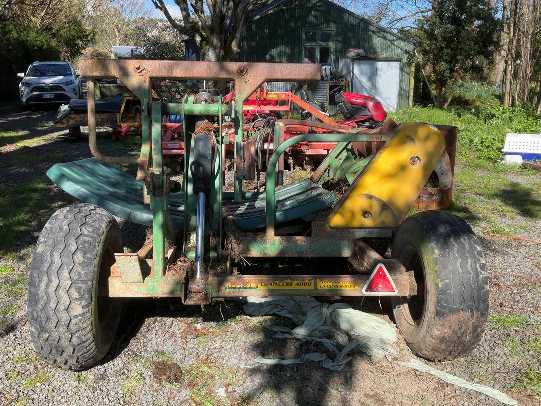 Photo '8' of hustler Round  Bale Feeder chainless 4000 Baler