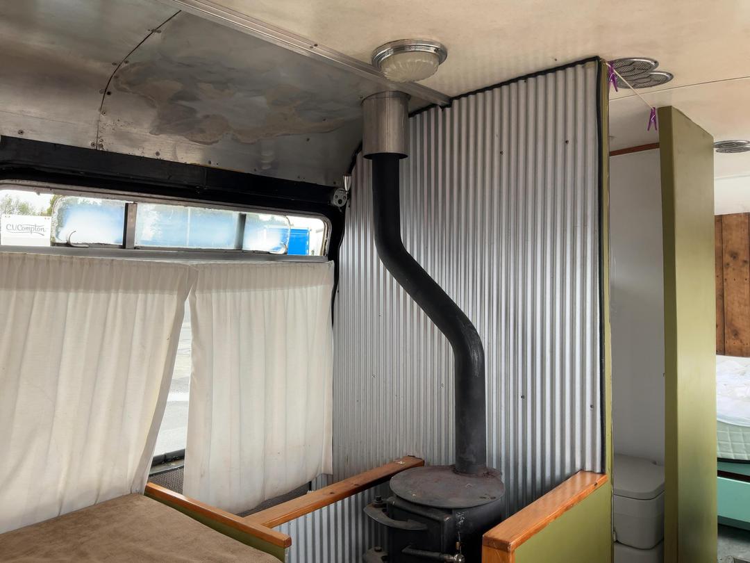 Photo '17' of Ford D300 Motorhome