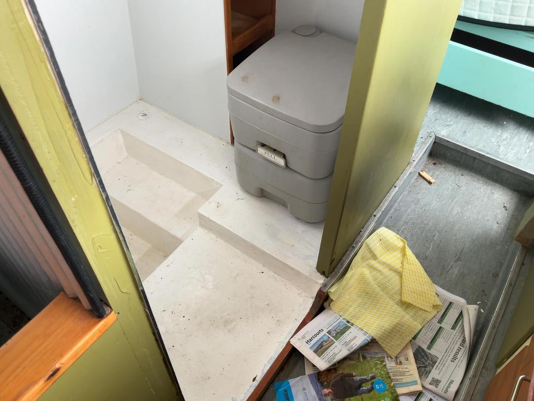 Photo '24' of Ford D300 Motorhome