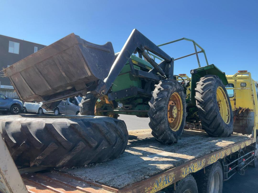 Photo '3' of John Deere 4233DL Tractor