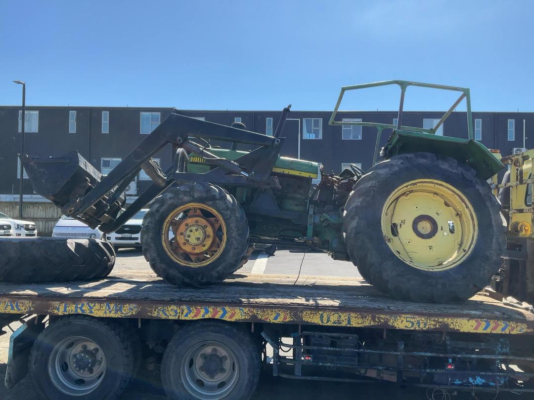 Photo '4' of John Deere 4233DL Tractor