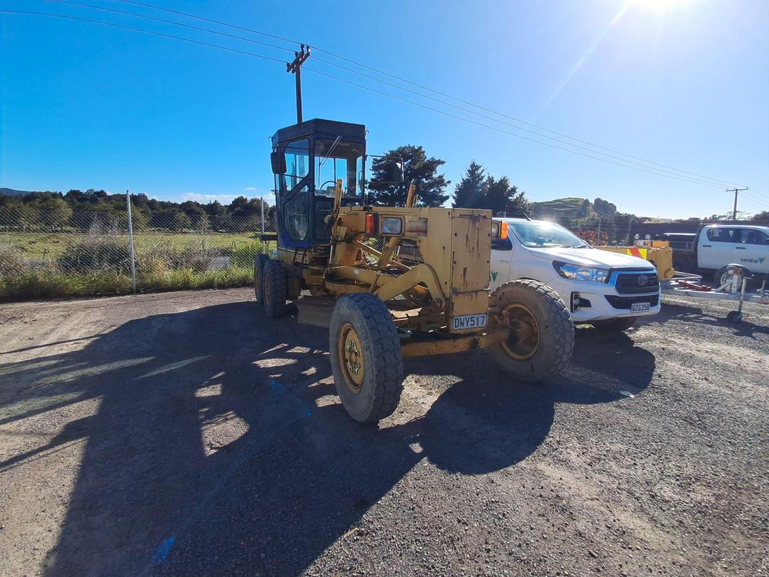 Photo '1' of Komatsu GD305A-1 Grader