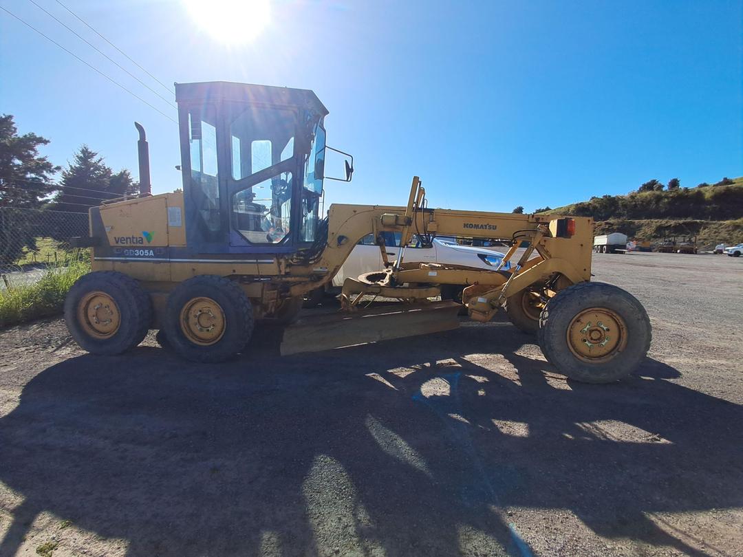 Photo '3' of Komatsu GD305A-1 Grader