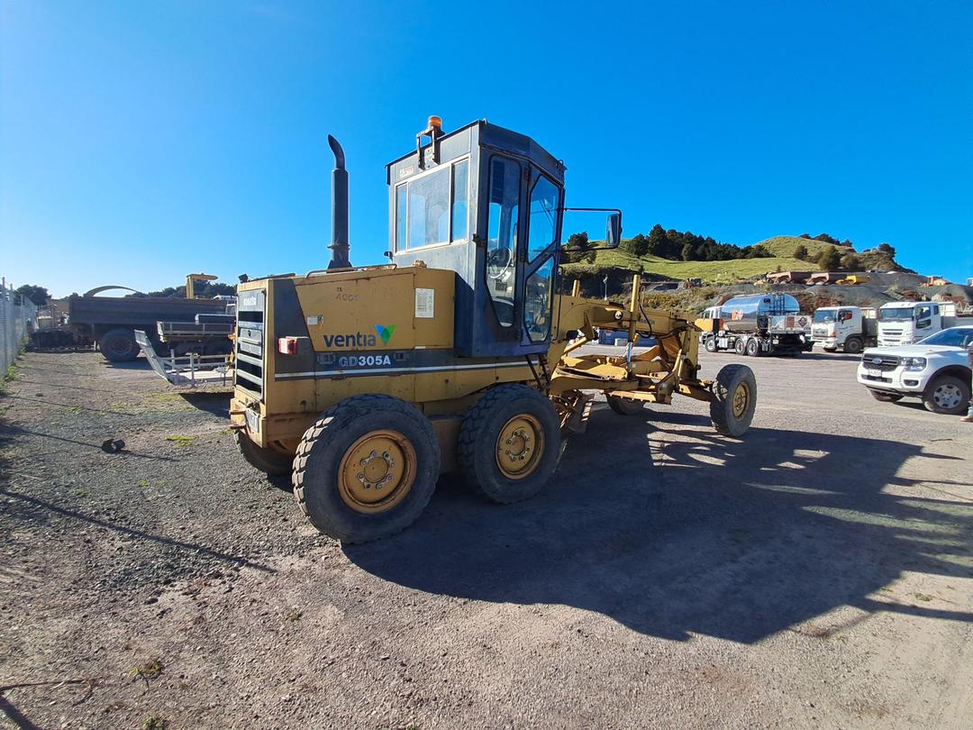 Photo '4' of Komatsu GD305A-1 Grader