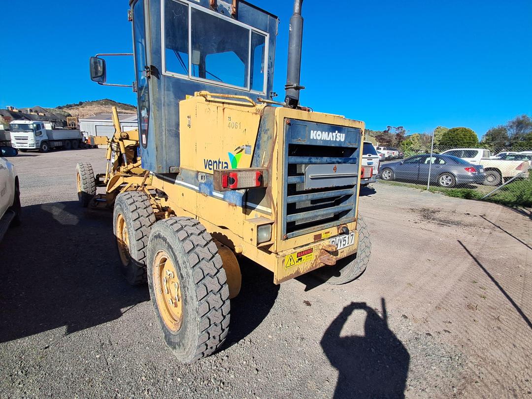 Photo '6' of Komatsu GD305A-1 Grader