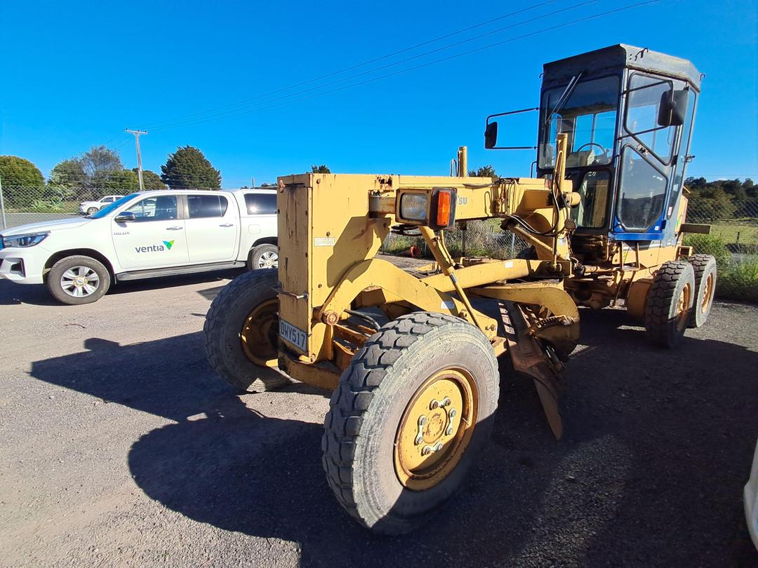 Photo '7' of Komatsu GD305A-1 Grader