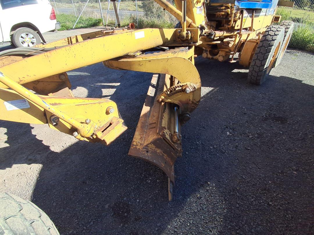 Photo '12' of Komatsu GD305A-1 Grader