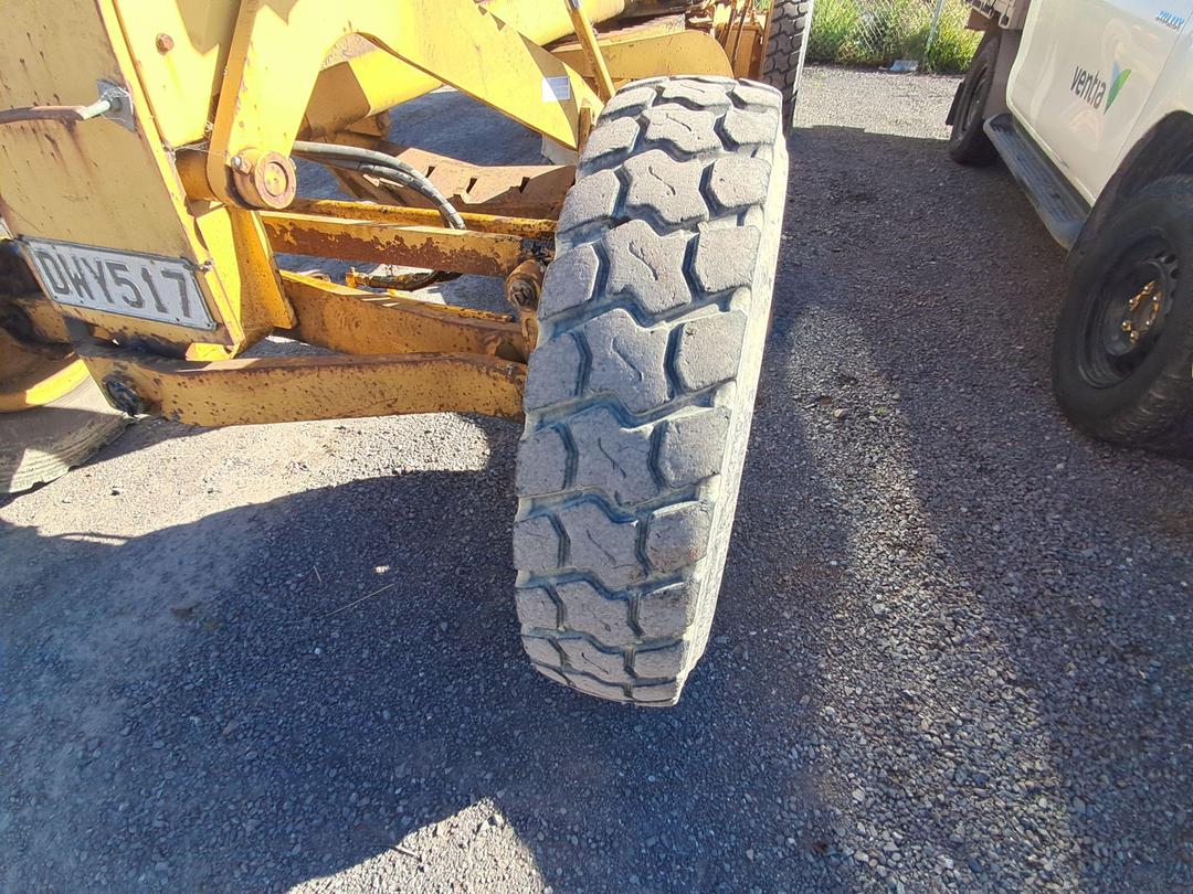 Photo '21' of Komatsu GD305A-1 Grader