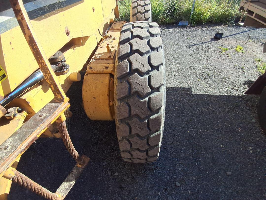 Photo '16' of Komatsu GD305A-1 Grader
