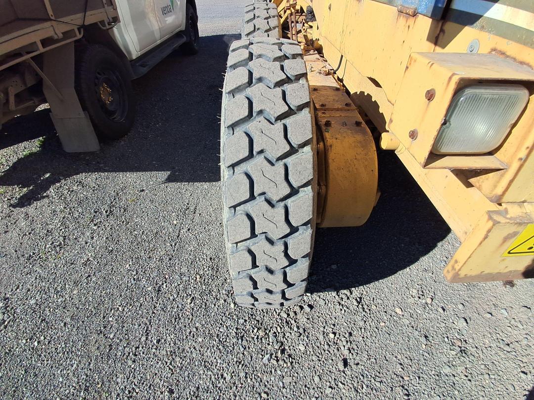 Photo '19' of Komatsu GD305A-1 Grader