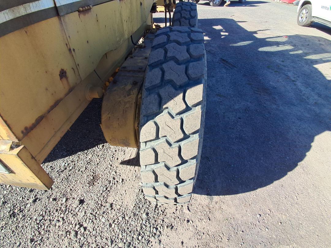 Photo '15' of Komatsu GD305A-1 Grader