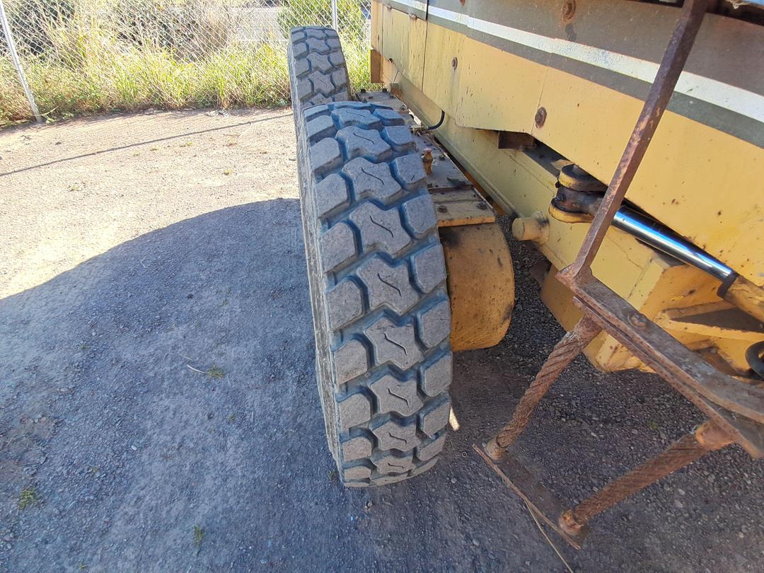 Photo '18' of Komatsu GD305A-1 Grader