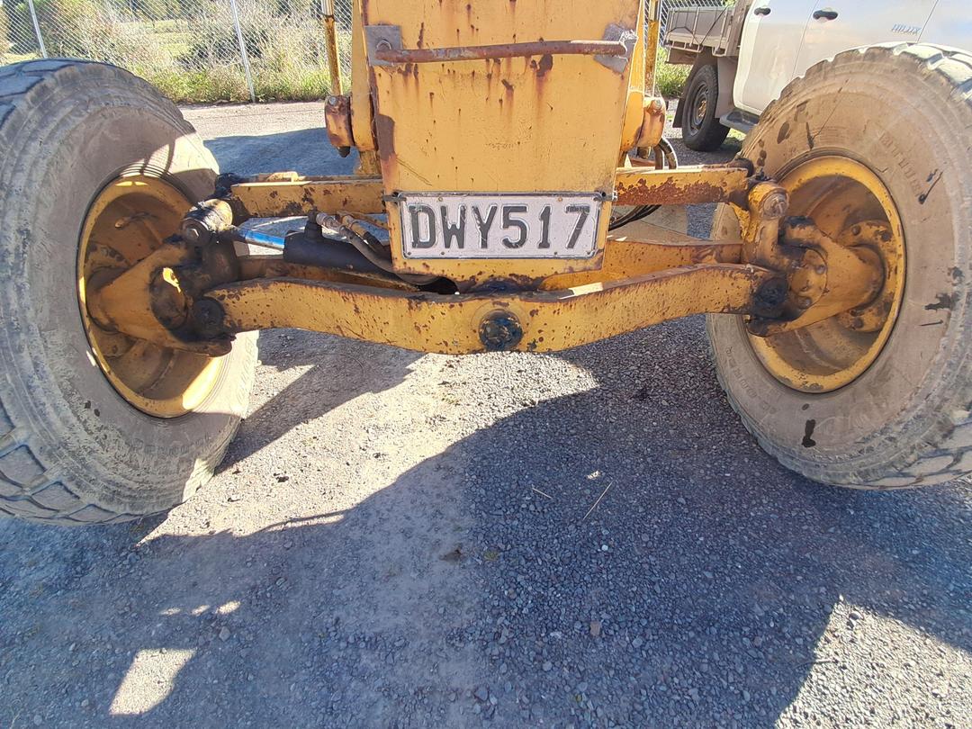 Photo '17' of Komatsu GD305A-1 Grader