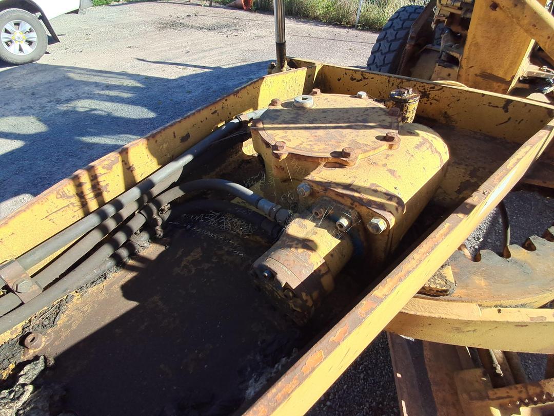 Photo '13' of Komatsu GD305A-1 Grader