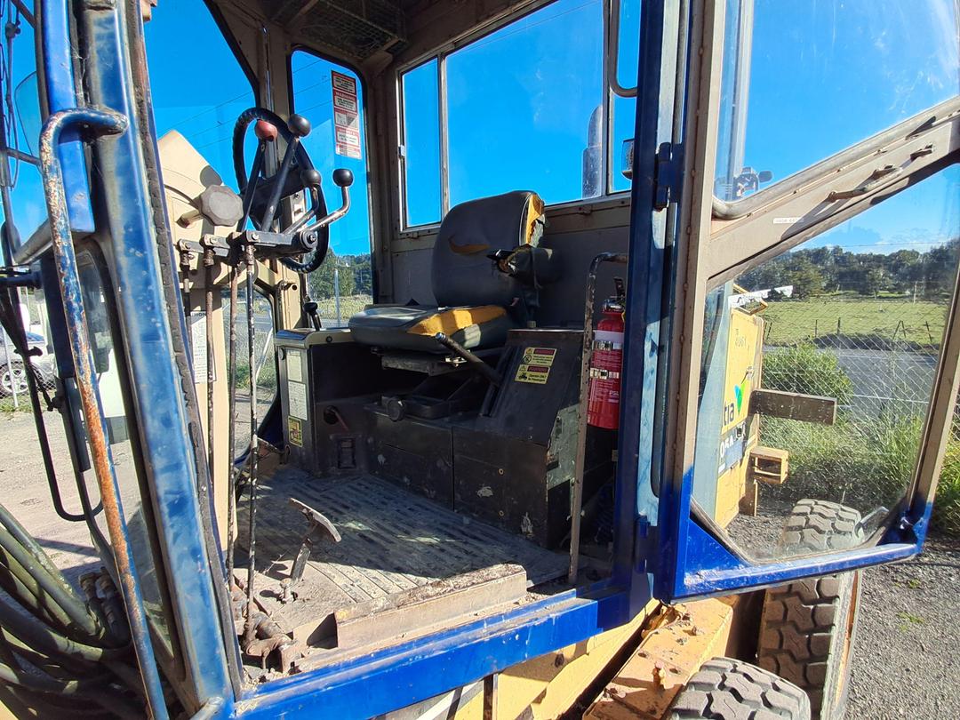 Photo '9' of Komatsu GD305A-1 Grader