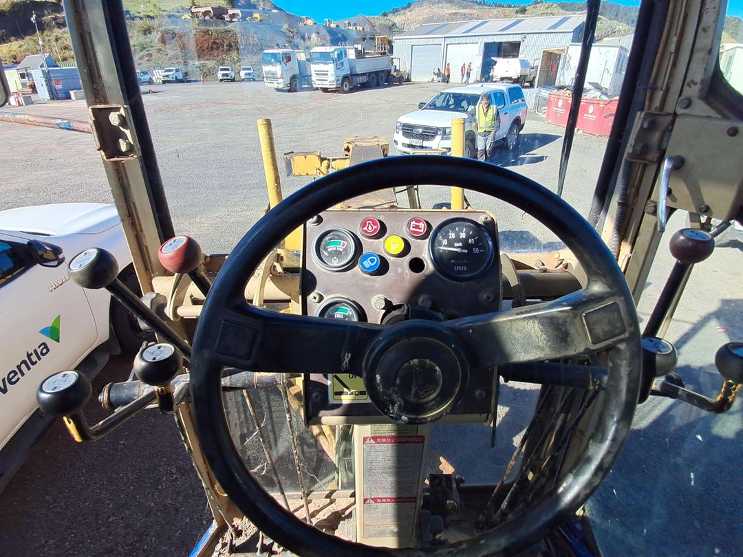 Photo '11' of Komatsu GD305A-1 Grader