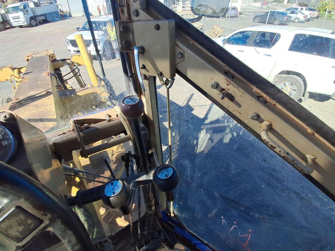 Photo '8' of Komatsu GD305A-1 Grader