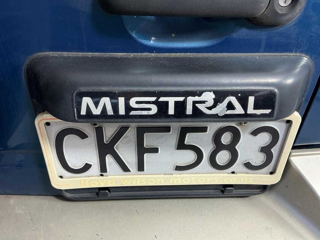 Photo '24' of Nissan Mistral