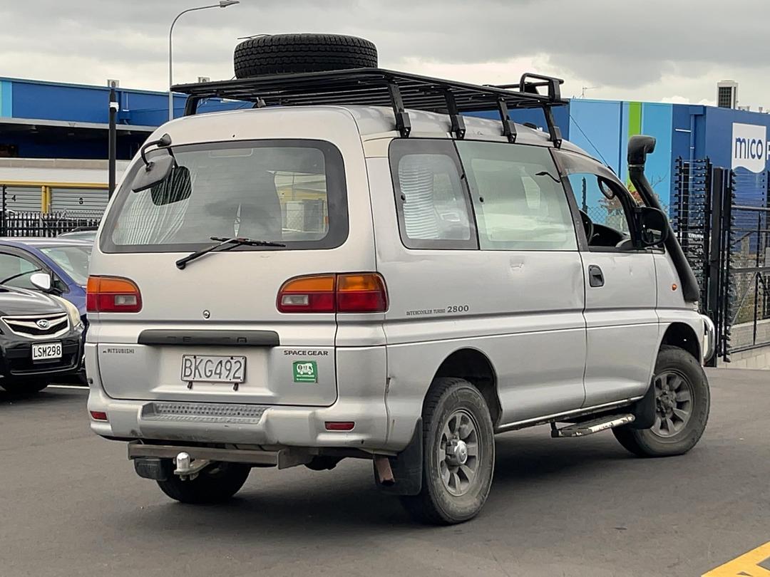 Photo '4' of Mitsubishi Delica Spacegear
