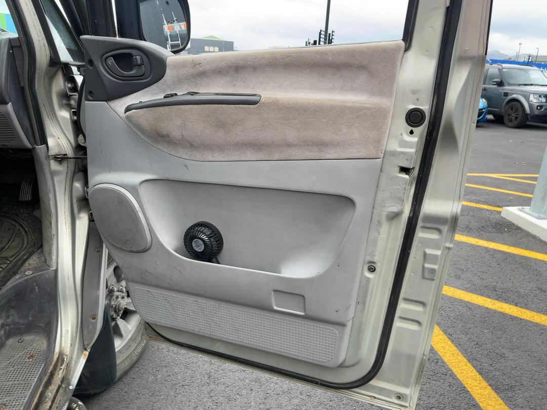 Photo '11' of Mitsubishi Delica Spacegear