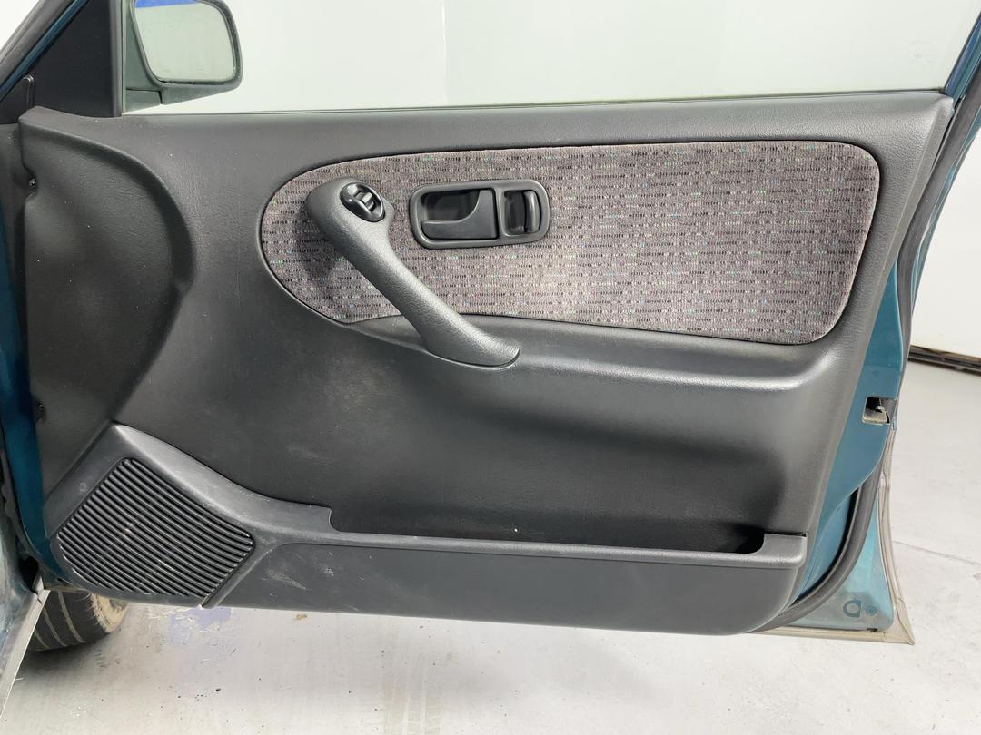 Photo '15' of Nissan Avenir