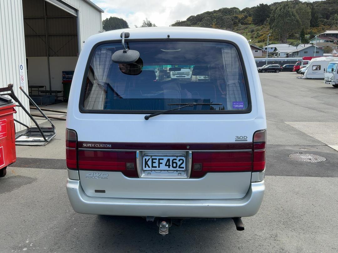 Photo '6' of Toyota Hiace Super Custom Photo '6' of Toyota Hiace Super Custom