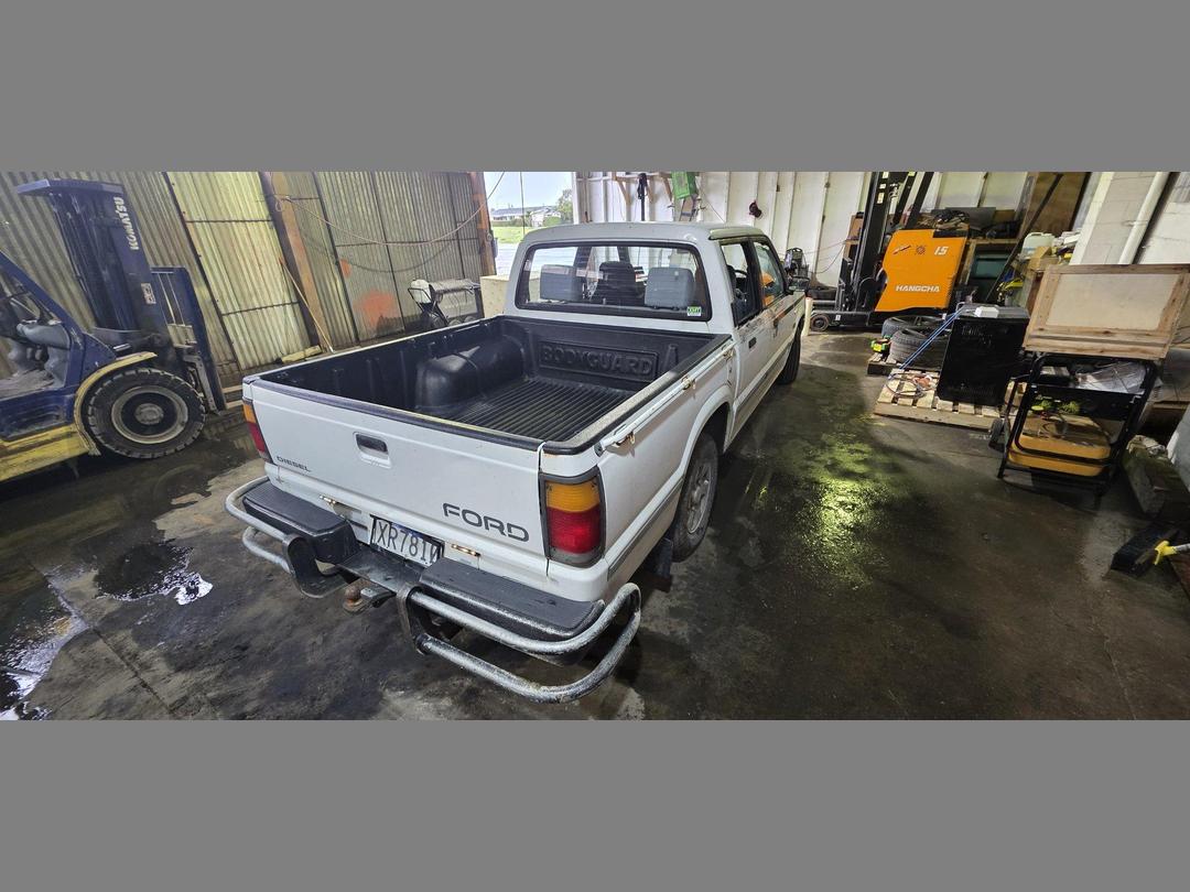 Photo '4' of Ford Courier XL Crew CAB Photo '4' of Ford Courier XL Crew CAB