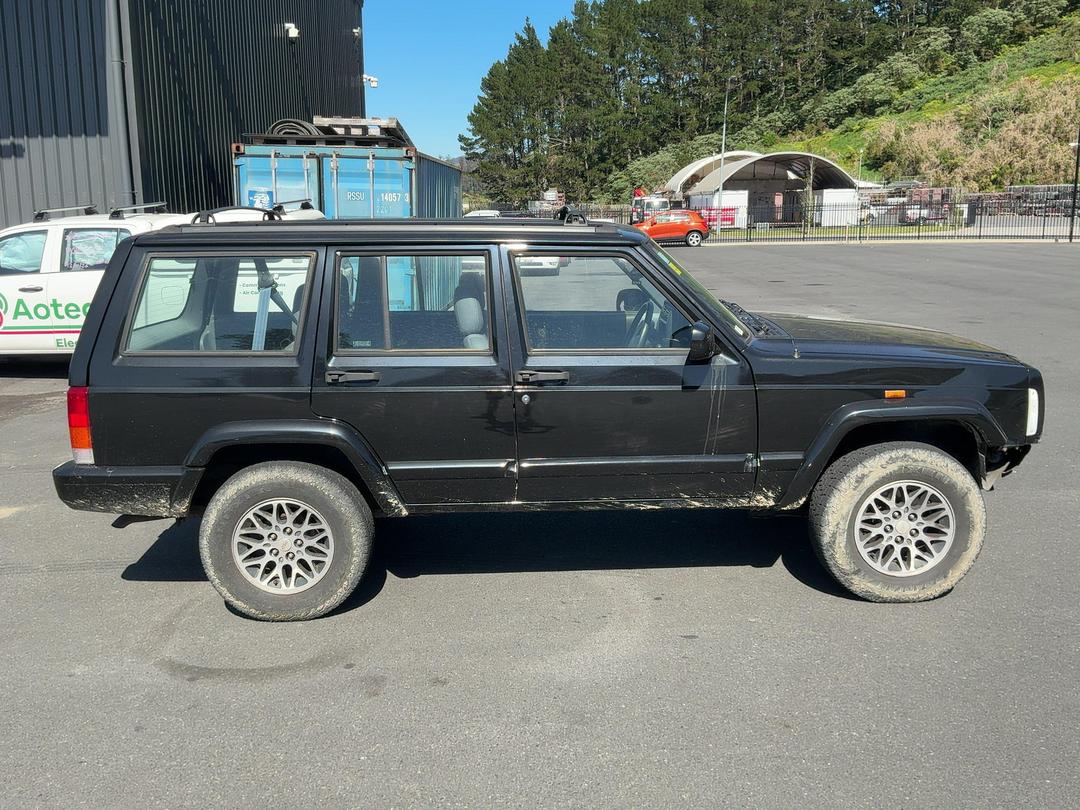 Photo '2' of Jeep Cherokee Sport Photo '2' of Jeep Cherokee Sport