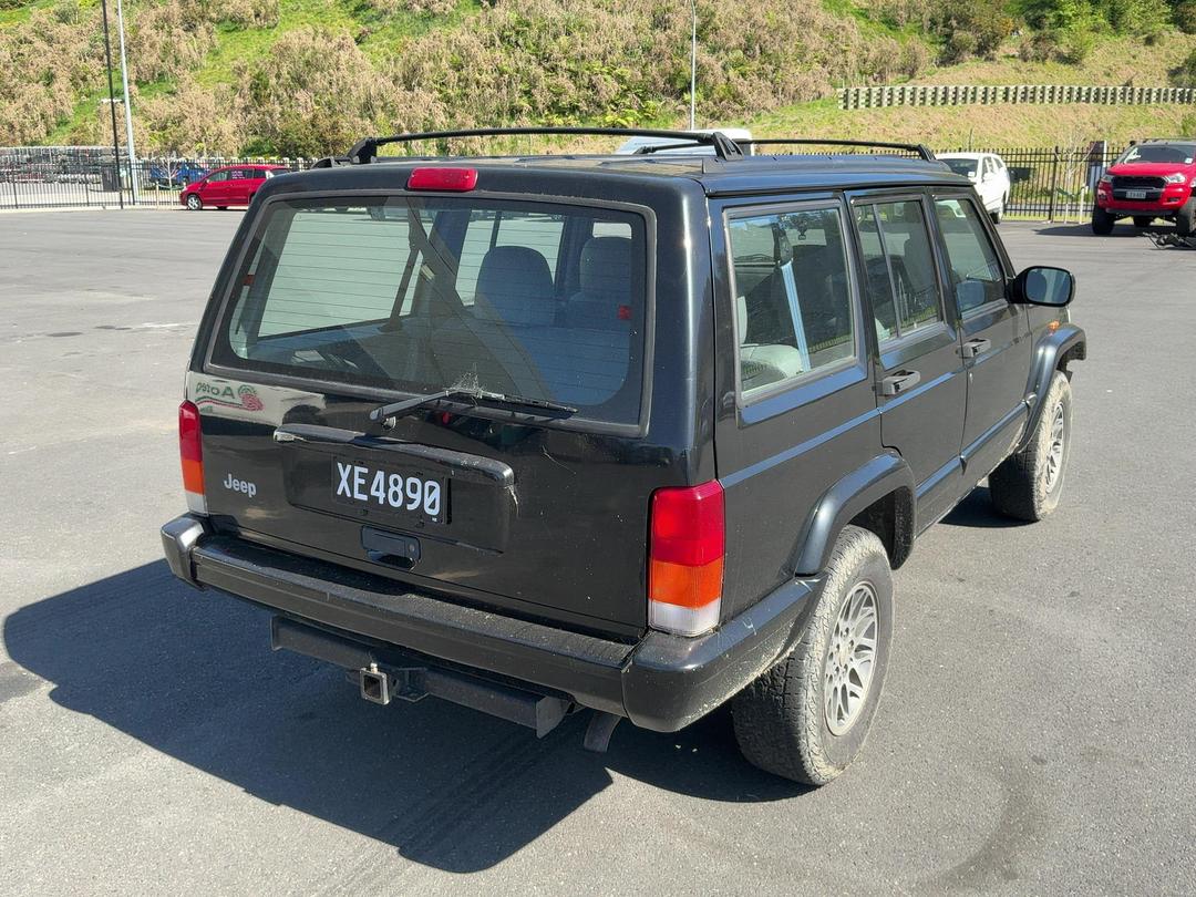 Photo '3' of Jeep Cherokee Sport Photo '3' of Jeep Cherokee Sport