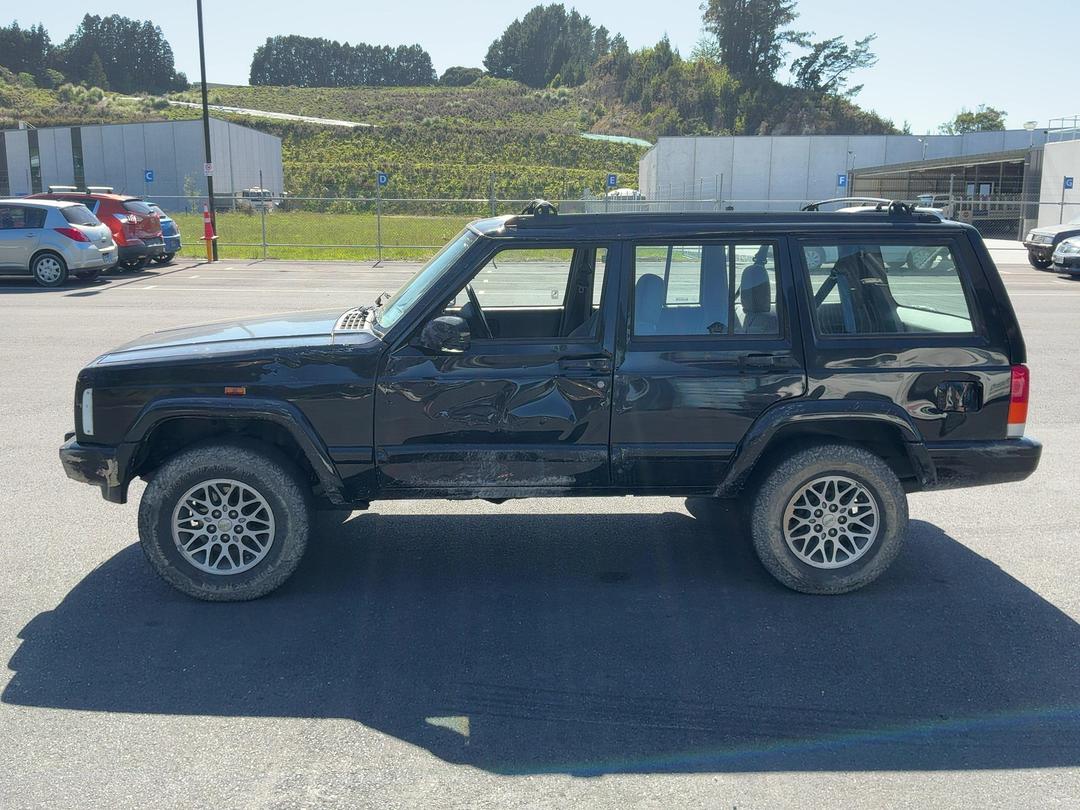 Photo '6' of Jeep Cherokee Sport Photo '6' of Jeep Cherokee Sport