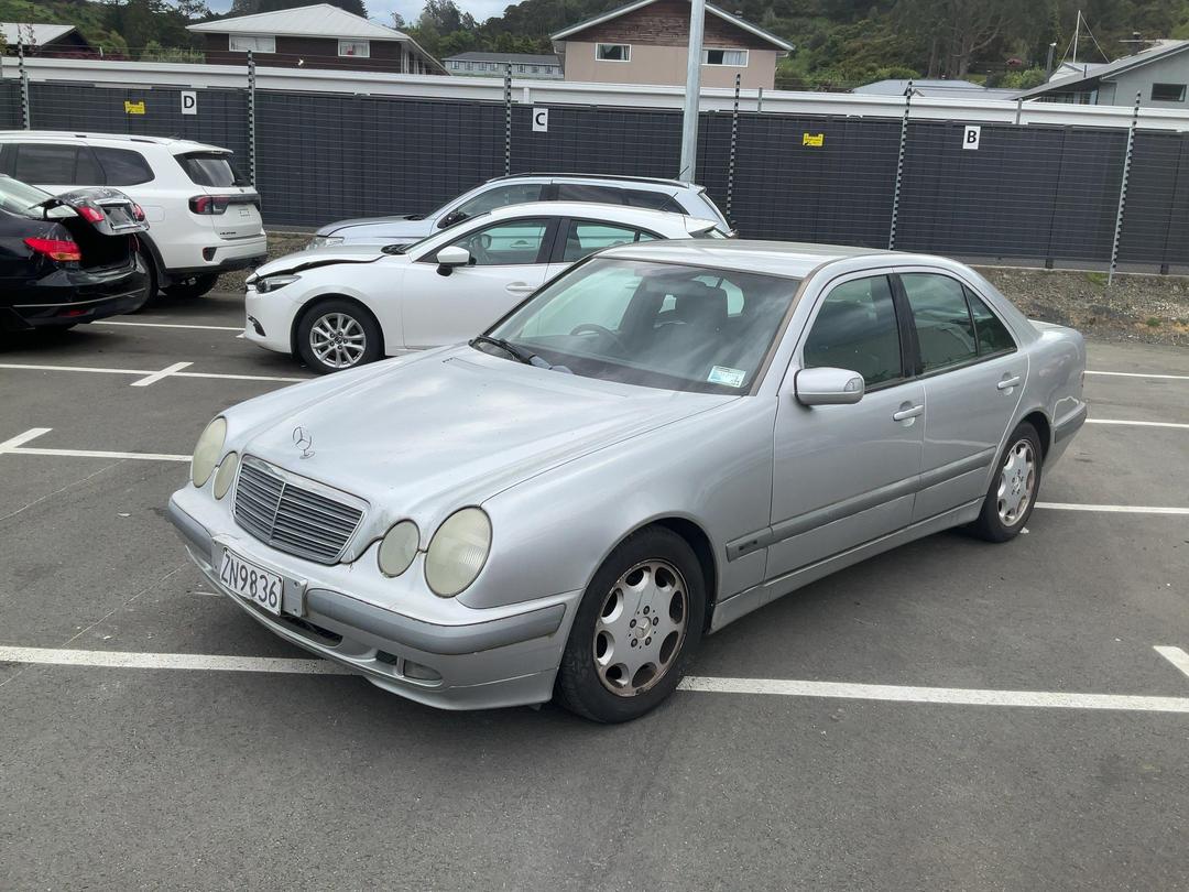 Photo '7' of Mercedes-Benz E-Class E240 Classic Photo '7' of Mercedes-Benz E-Class E240 Classic