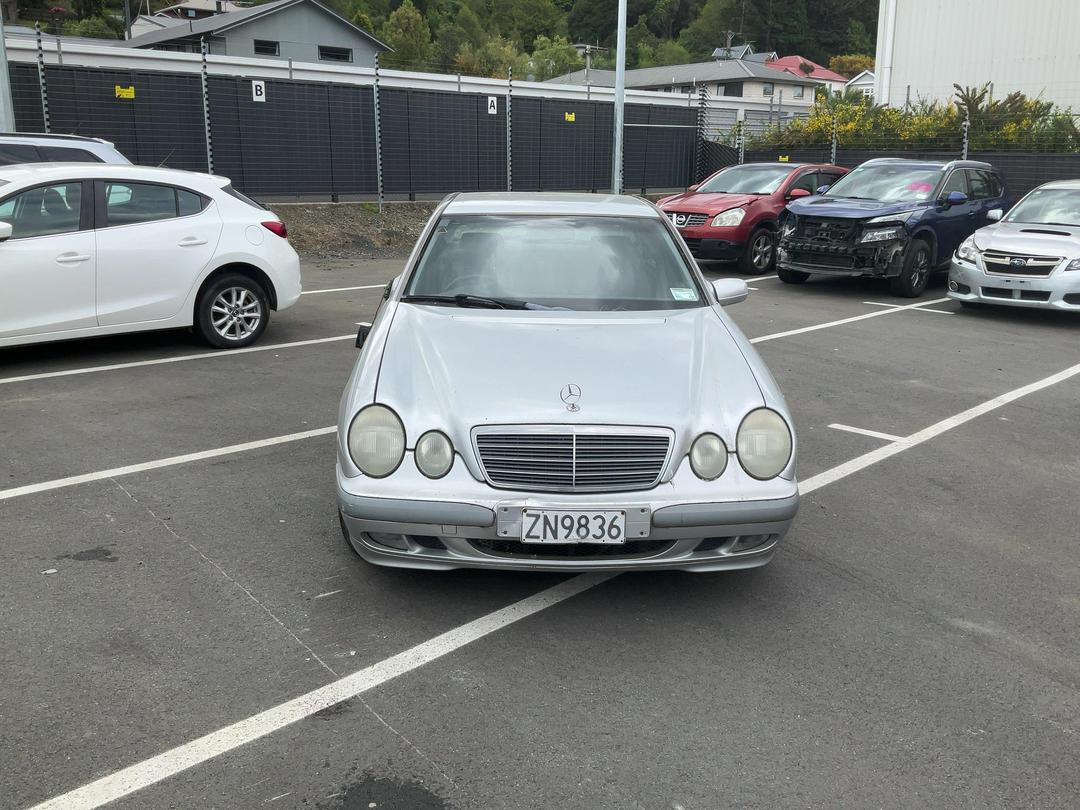 Photo '8' of Mercedes-Benz E-Class E240 Classic Photo '8' of Mercedes-Benz E-Class E240 Classic