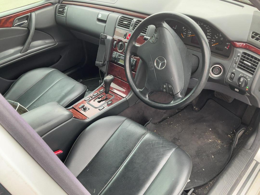 Photo '11' of Mercedes-Benz E-Class E240 Classic Photo '11' of Mercedes-Benz E-Class E240 Classic