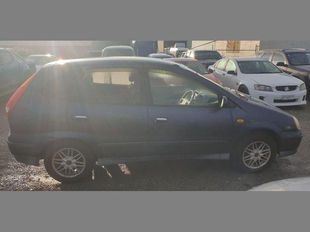 Photo '4' of Nissan Tino