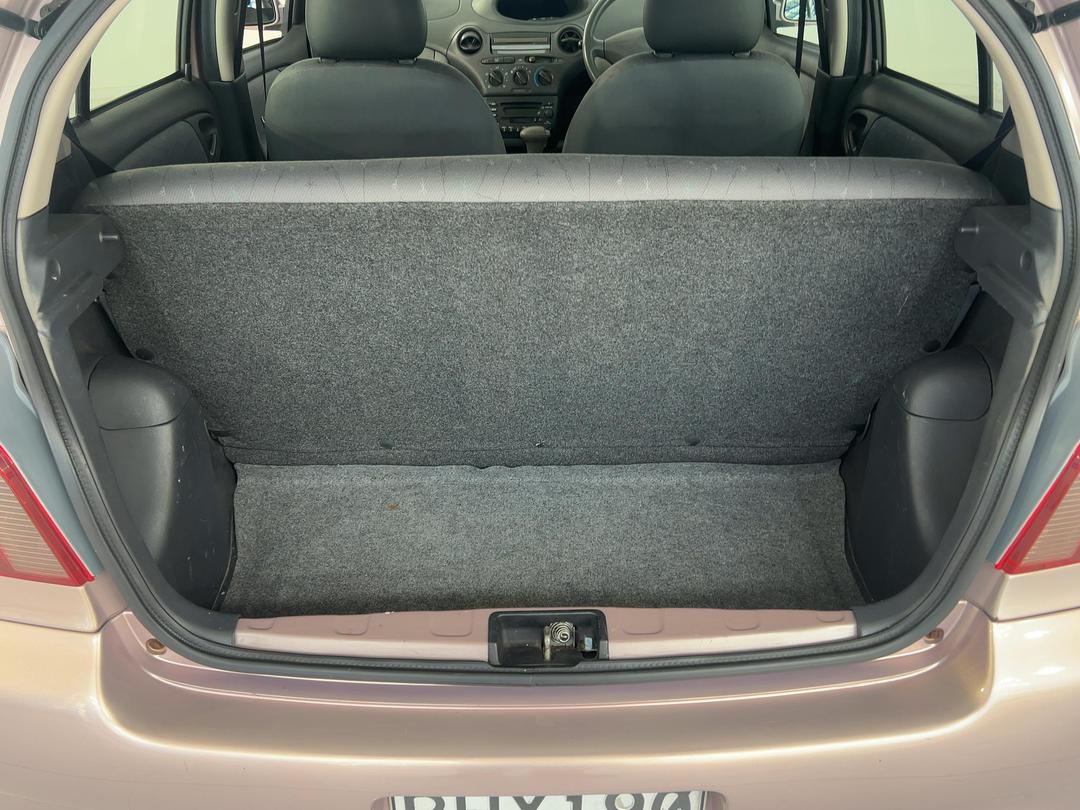 Photo '14' of Toyota Vitz