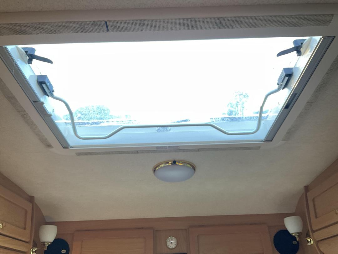 Photo '30' of Caravan Lunar Clubman Caravan - Single