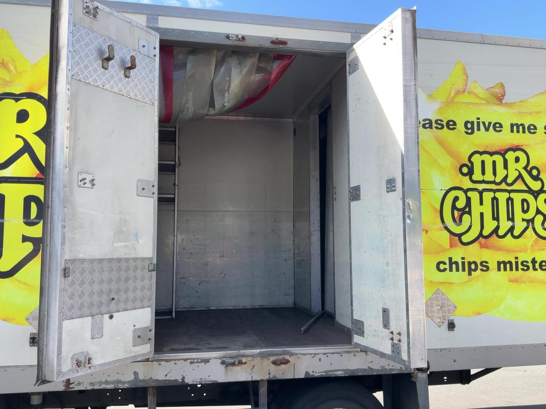 Photo '21' of Nissan Diesel MK205 Chiller