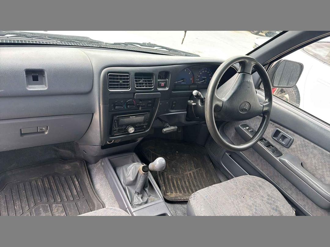 Photo '12' of Toyota Hilux SR5 D/C