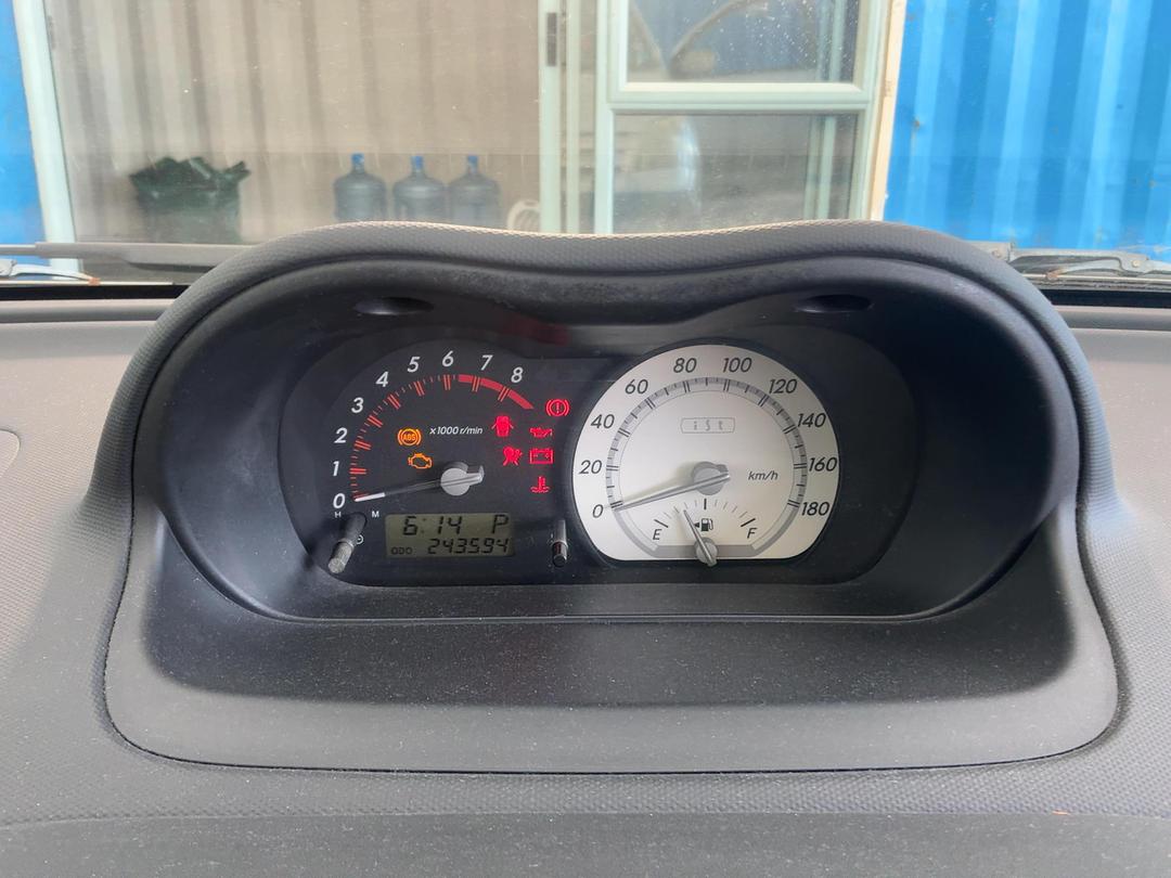 Photo '10' of Toyota IST Photo '10' of Toyota IST