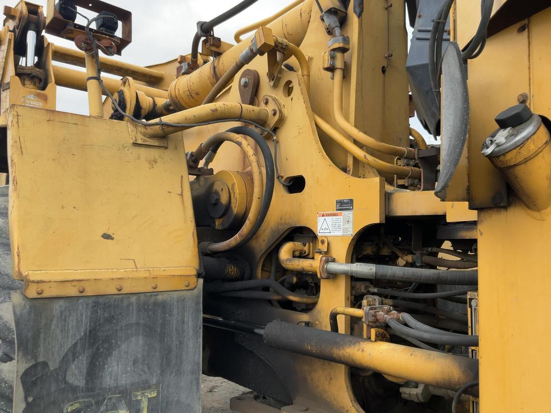 Photo '28' of Caterpillar 988G Log Loader