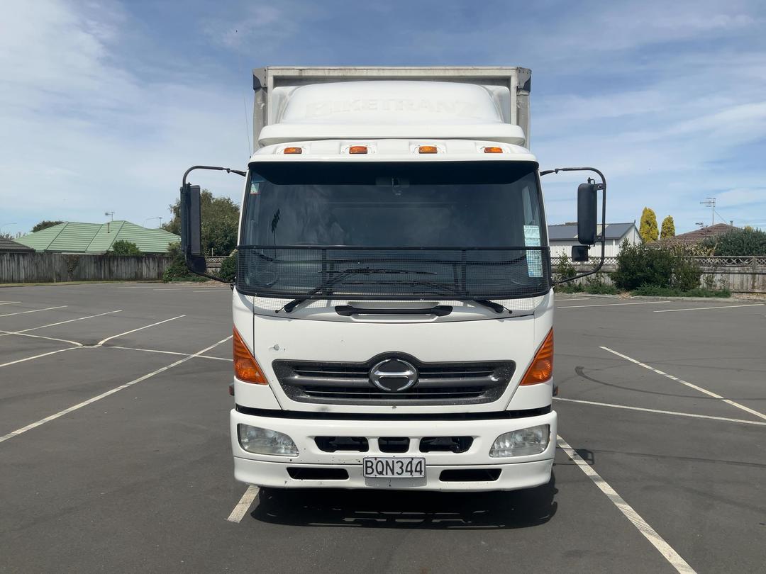 Photo '8' of Hino FD 1JLAG-HAU Curtainsider