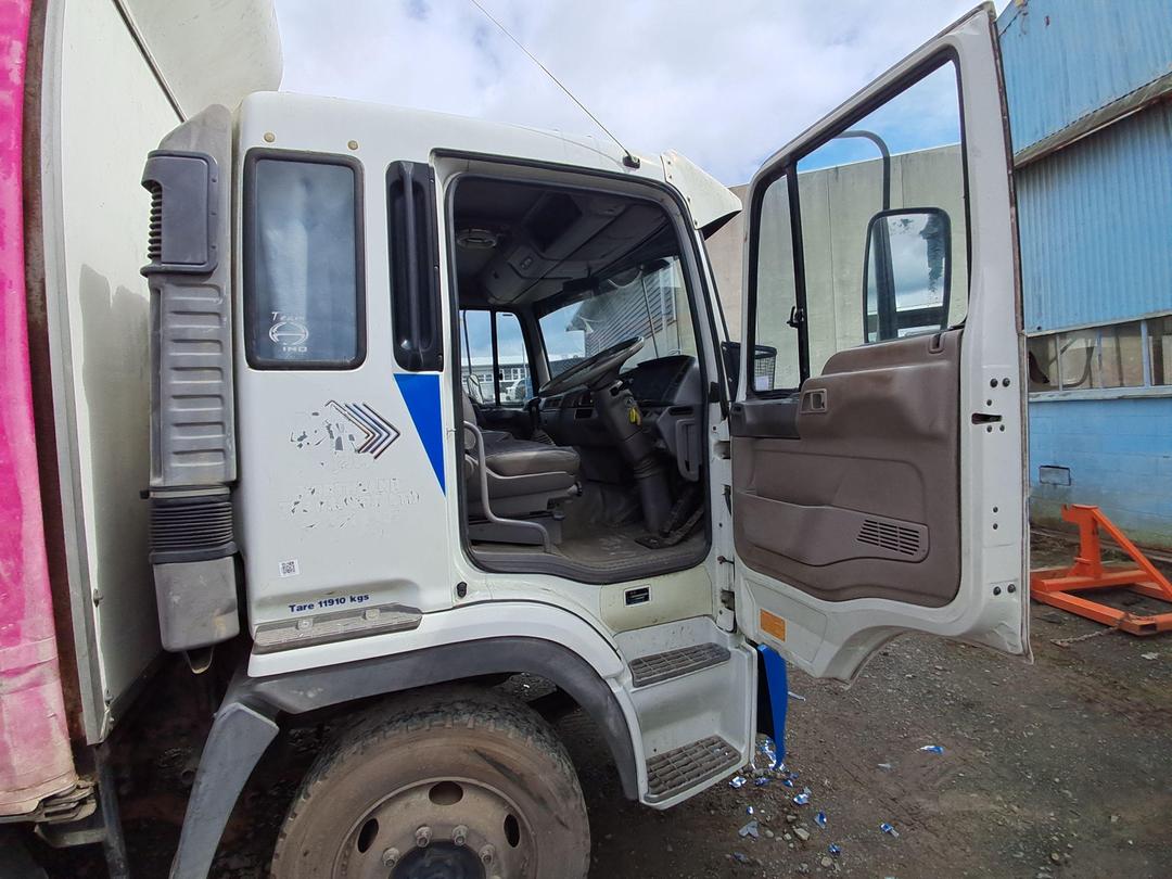 Photo '11' of Hino FY FYIKUL Curtainsider