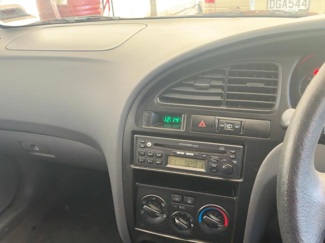 Photo '18' of Hyundai Elantra GL Photo '18' of Hyundai Elantra GL