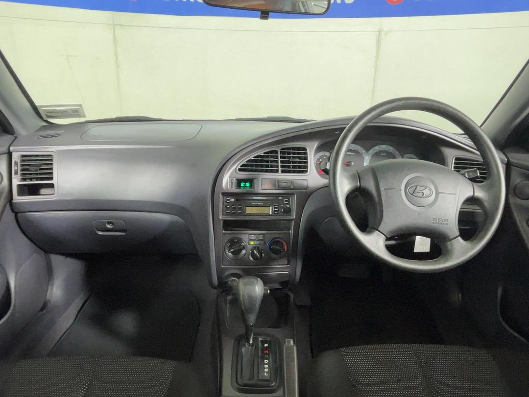 Photo '17' of Hyundai Elantra