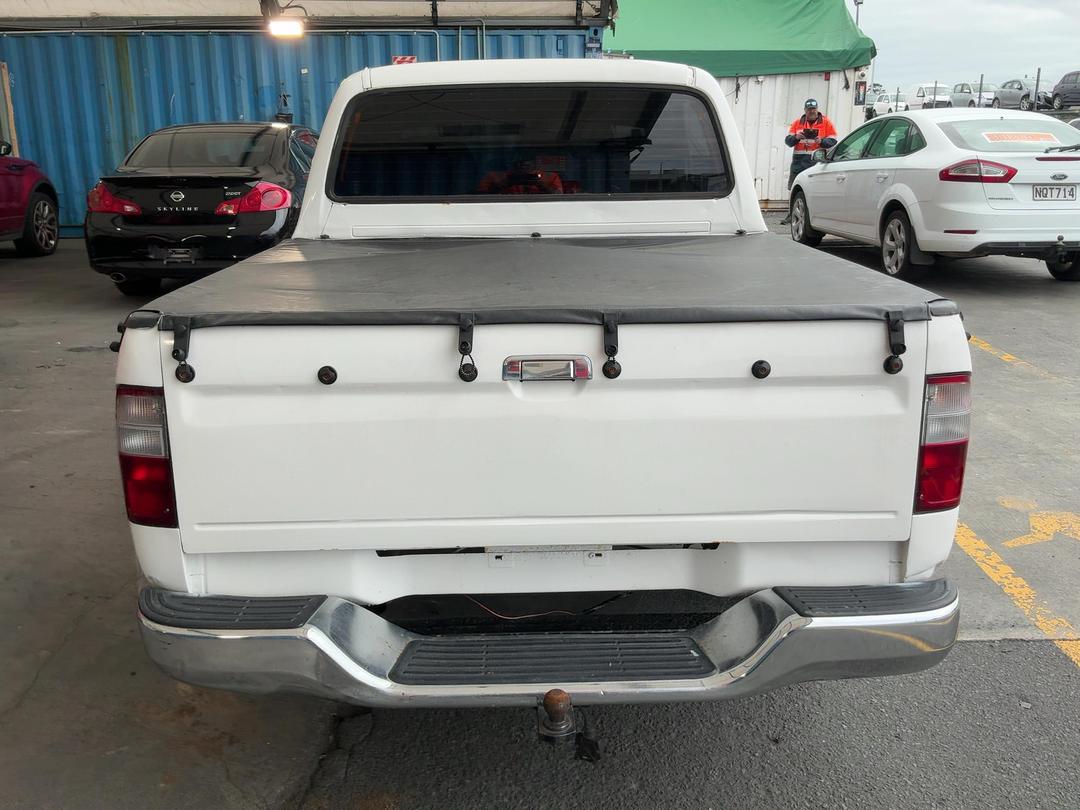 Photo '7' of Toyota Hilux SR5 D/C