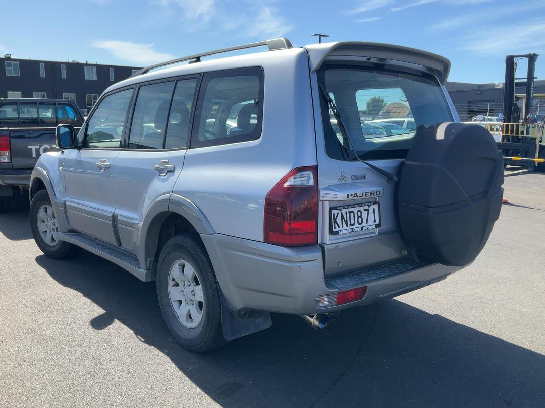 Photo '6' of Mitsubishi Pajero Exceed LWB