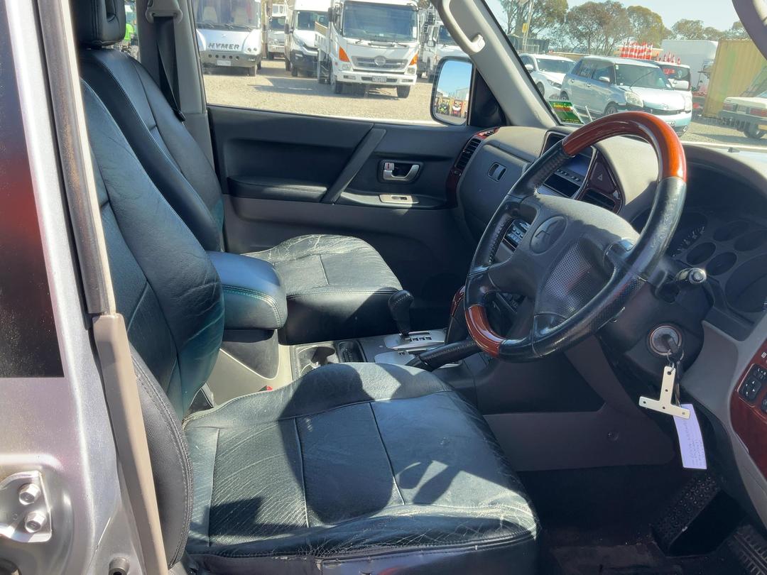 Photo '16' of Mitsubishi Pajero Exceed LWB