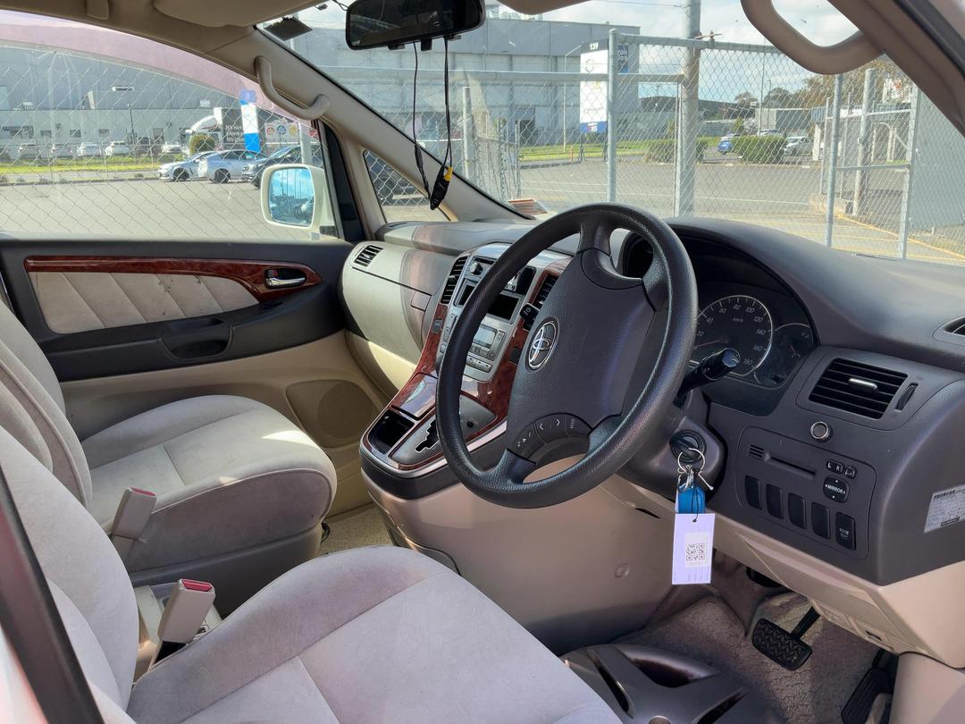 Photo '9' of Toyota Alphard