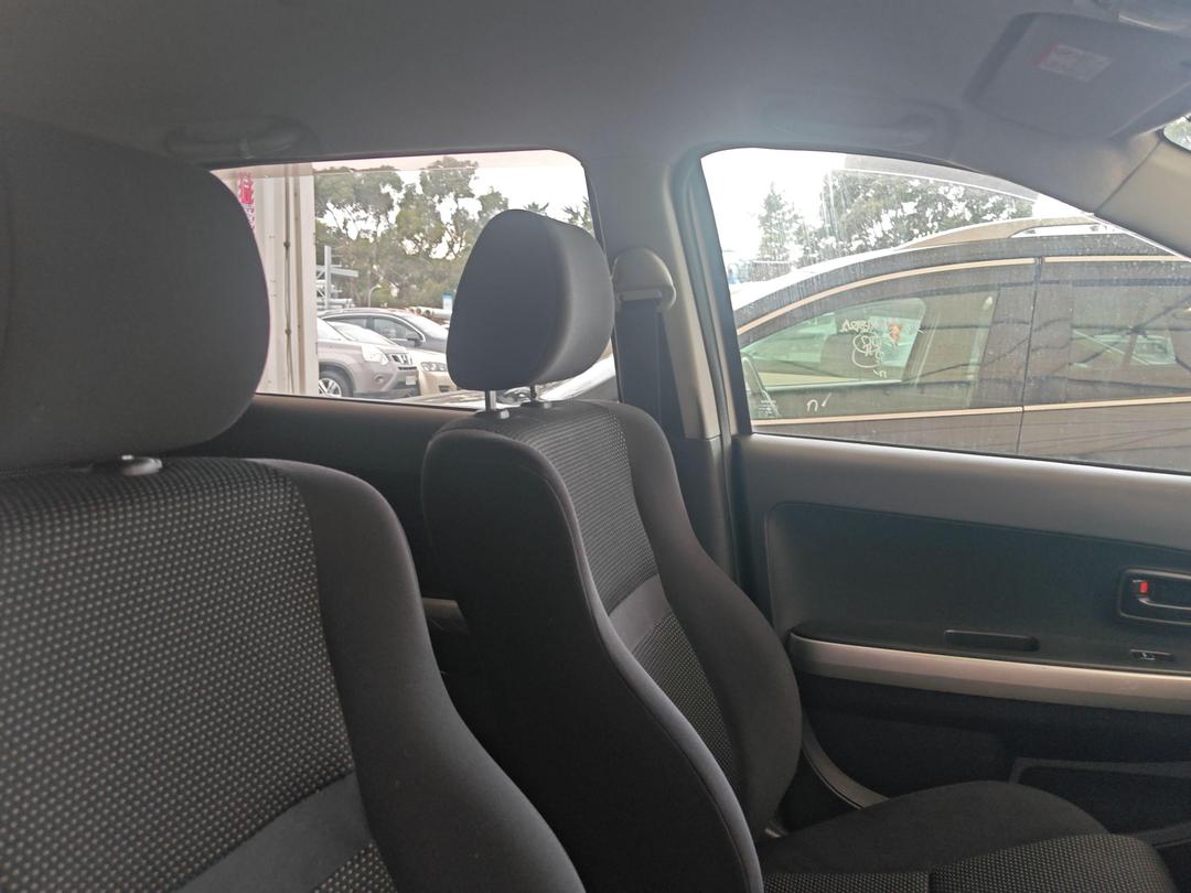 Photo '13' of Toyota IST Photo '13' of Toyota IST
